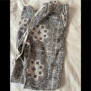 Juniors  size 3-4 VIP leggings with elastic ankle bottoms.